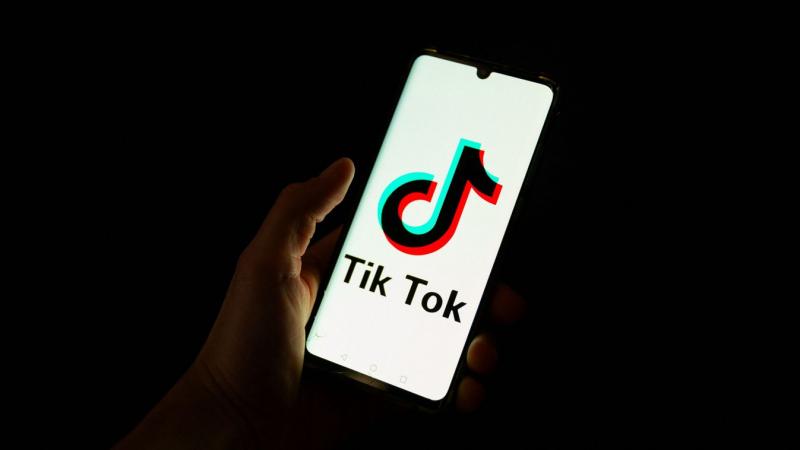 Albánia úgy döntött, hogy betiltja a TikTok alkalmazást, miután egy tragikus tinédzserhaláleset történt, amely a közösségi média platformhoz köthető. A döntés mögött a fiatalok biztonsága áll, és a hatóságok célja, hogy megakadályozzák a hasonló eseteket 