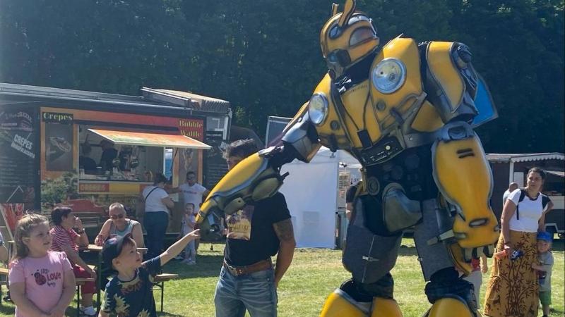 A Cirkusz téren varázslatos pillanatok vártak a gyerekekre, amikor találkoztak az ikonikus Űrdongóval. Az élénk színű, robot-szerű figura mellett mindenki ámulattal figyelte a látványos bemutatókat és interaktív játékokat. Az élmény felejthetetlen volt, t