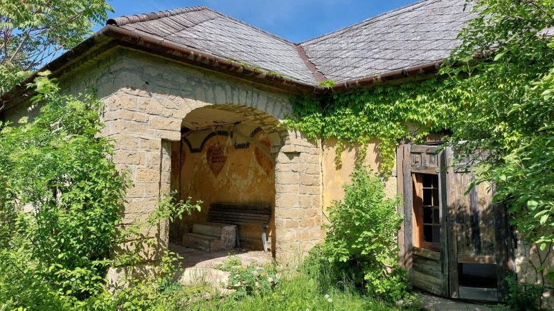 Fedezd fel az urbex világát egy lenyűgöző présház képein keresztül! E fotógaléria bemutatja a természet és az emberi alkotás harmonikus találkozását, ahol az idő múlása és az elhagyatottság varázsa egyedi atmoszférát teremt. Minden egyes felvétel egy új t