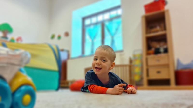 Fekete bőrdzsekis, szívükben tűz, motorosok gyülekeztek, hogy megemlékezzenek a bátor kisfiúról, Ábelről, akinek története mindannyiuk szívét megérintette.