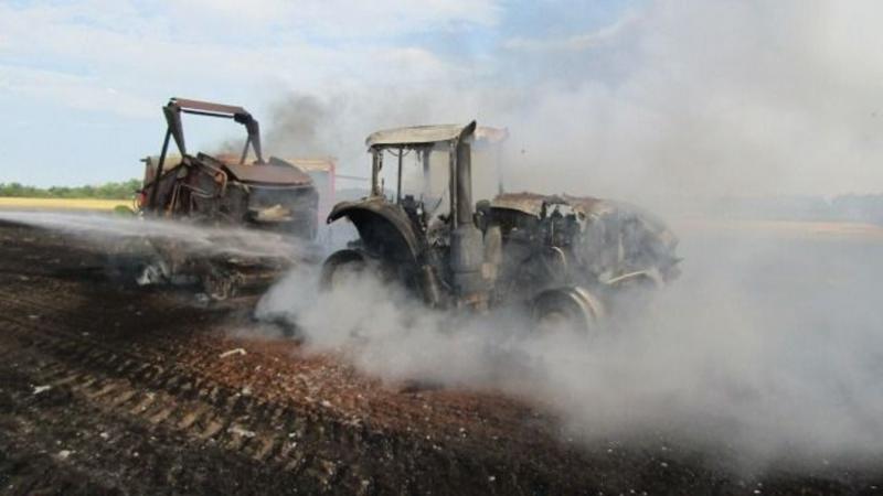 Mezőtúr külterületén tragikus baleset történt, amikor egy traktor lángra kapott és teljesen megsemmisült. A sofőr állapotának súlyossága miatt sürgősen mentőt kellett hívni.