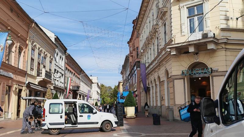 A karácsony varázsa idén korán beköszöntött Szeged szívébe: elkezdődött a ragyogó fényfüzérek felrakása, amelyek már most ünnepi hangulatot varázsolnak a városba.