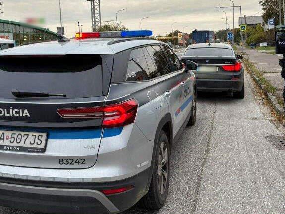 A város utcáin egy sofőr fényszórói teljesen le voltak kapcsolva, ám ez csupán a jéghegy csúcsa volt. A valódi probléma sokkal mélyebben gyökerezett.