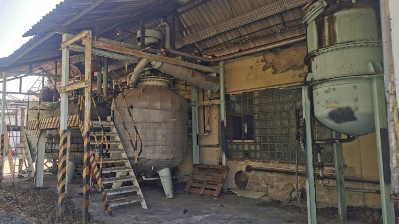 Ez a ma elhagyatott festék- és lakkgyár Fejér vármegyében egy titokzatos emlékhely, ahol a múlt színei és illatai keverednek a csendes, poros falak között. A rozsda borította gépek és az összegyűlt porral fedett padlók mesélnek a hajdani idők pezsgéséről,