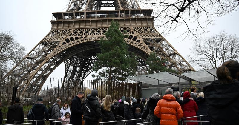 Lángok csaptak fel az Eiffel-toronyban, ami sürgős evakuálásra kényszerítette a látogatókat és a dolgozókat. A helyszín gyorsan zsúfolttá vált, ahogy az emberek próbáltak biztonságos helyre jutni.