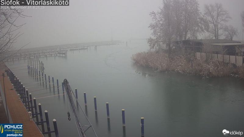 A Balaton vize fölött megjelent a jég, és ezzel egy újabb csodás téli táj kezdődött el. A tó felszíne egy varázslatos, fagyott réteggel borítódott be, amely különleges látványt nyújt a látogatóknak. A természet e csodálatos átalakulása új lehetőségeket kí