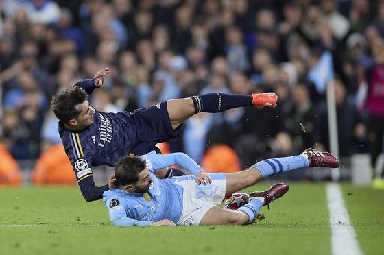 Csillagok hullhatnak a Bajnokok Ligájában! A Real Madrid, a Manchester City és a PSG mind a kiesés szélén egyensúlyoznak, és a feszültség egyre nő. Ki tudja, melyik sztárcsapatnak sikerül megfordítania a sorsát, és ki az, aki végleg búcsút inthet a soroza