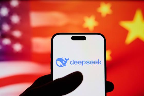 Amerika komoly lépéseket tervez a kínai mesterséges intelligenciával szemben, és a DeepSeek R1 sorsa akár a TikTok-éra is emlékeztethet.