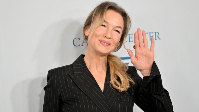 Renée Zellweger lenyűgöző megjelenésével tűnt fel, miközben egy 2300 dolláros, lélegzetelállító ruhát viselt. A közelgő új Bridget Jones-film premierje előtt a színésznő ragyogóan mutatott, és mindenki figyelmét magára vonzotta. Pár nap múlva végre a mozi