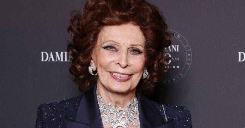 Ő Sophia Loren fiának lenyűgöző felesége: az 51 éves Sasha egy ragyogó, szőke szépség, aki elbűvölő kisugárzásával mindenkit magával ragad.