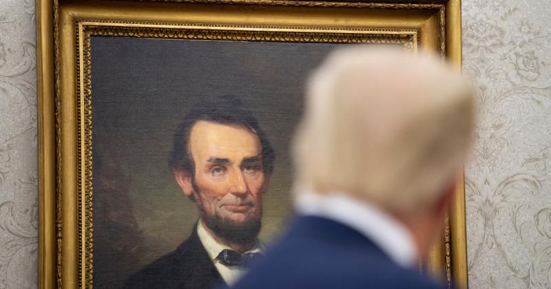 A Fehér Ház titkos színpadán: Trump és a modern káoszstratégia, avagy a Majomkirály uralma.