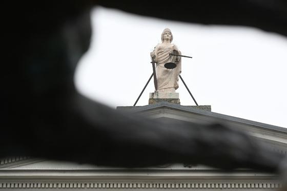 Négy év börtönbüntetést kapott az a férfi, aki télen leöntött egy hajléktalant vízzel, ami tragikus következményekhez vezetett, és az áldozat élete végéhez ért.