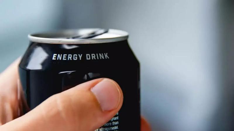 A fiatalok körében egyre népszerűbbé válnak az energiaitalok, de vajon tudjuk, hogy mi rejlik a dobozokban?