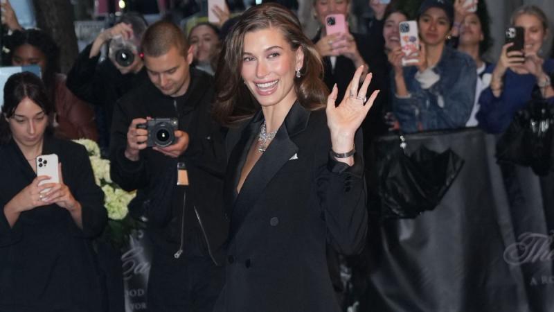 Hailey Bieber egyedül érkezett a Met-gálára, kezében egy pohár itallal - FOTÓ - Life