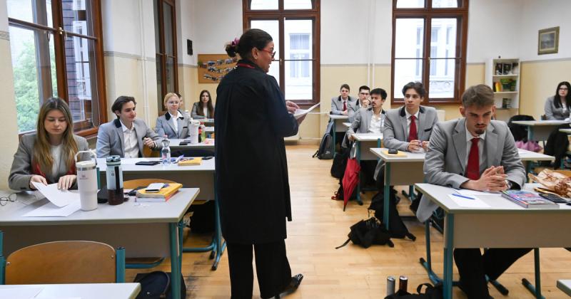 Egy ínycsiklandó angol reggeli, avagy az angol nyelvi érettségi kalandja

A reggel a nap legfontosabb része, különösen, ha éppen egy angol nyelvi érettségire készülünk. Képzelj el egy asztalt, amelyen gőzölgő tea, ropogós pirítós, és egy tálca frissen kés