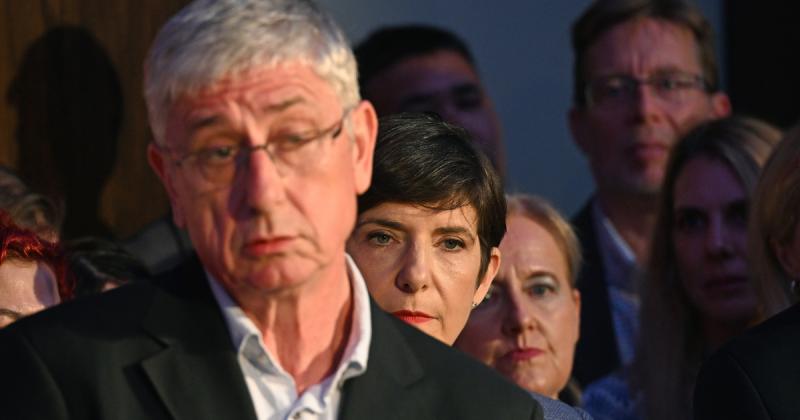 A magyar politikai táj egy poszt-Gyurcsányi korszakban: milyen következményekkel járhat ez a magyar társadalom számára? Lehet-e esélye a Demokratikus Koalíciónak a feltámadásra, és kire irányíthatja majd a Fidesz a figyelmet és kritikáját?