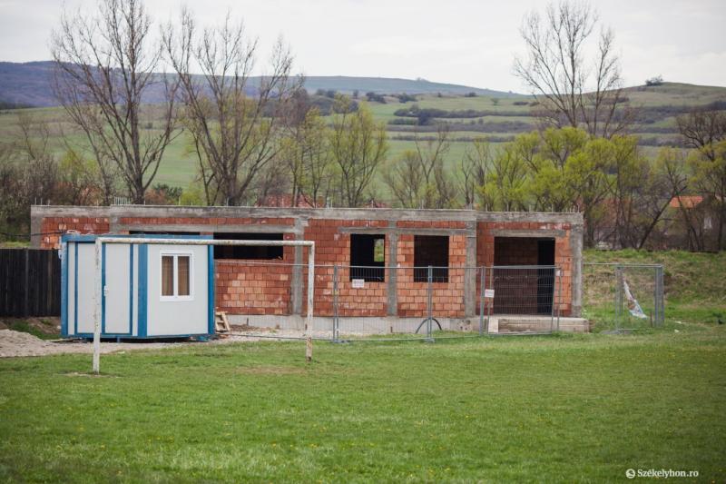 A bögözi futballpálya öltözőjének megépítése hosszú évek munkáját igényli | Székelyhon