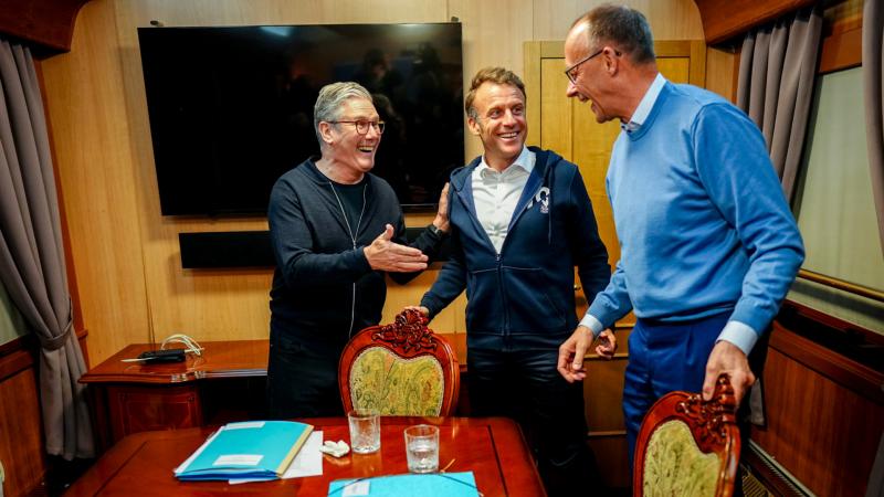 Úgy tűnik, Moszkva egy elhanyagolt papírzsebkendőn keresztül próbálta meg Emmanuel Macron nevét egy drogügylettel összekapcsolni.