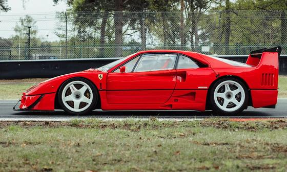 Eladóvá vált egy igazi ritkaság: a normál Ferrari F40-nél jóval agresszívebb versenyverzió. Ez a szuperautó nemcsak a teljesítményével, hanem a versenypályákra tervezett finomhangolt részleteivel is lenyűgöz. Ne hagyd ki ezt a páratlan lehetőséget, hogy e