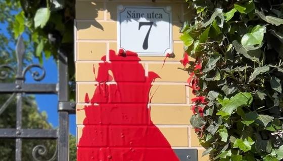 A Momentum képviselői vörös festékkel borították be a Szuverenitásvédelmi Hivatal villáját, ezzel megjelenítve tiltakozásukat.