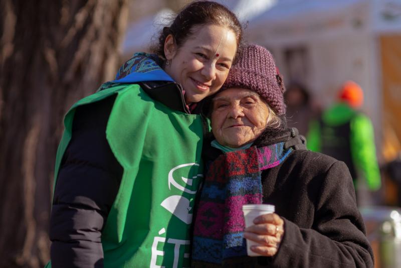 A hagyományos aranyszobrok helyett a magyar Krisna-hívők a közösségi adományok 1%-át kalóriákra fordítják. A kulisszák mögött zajló karitatív tevékenységük célja, hogy tápláló ételeket juttassanak el rászorulóknak, ezzel is támogatva a helyi közösségeket.