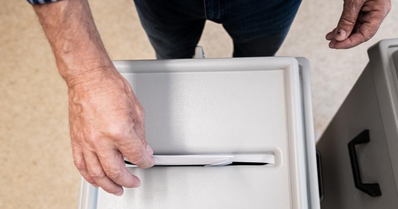 Hajdú-Biharban a korábbi képviselő sikeresen legyőzte a Fidesz jelöltjét, aki miatt szükségessé vált az új szavazás kiírása.