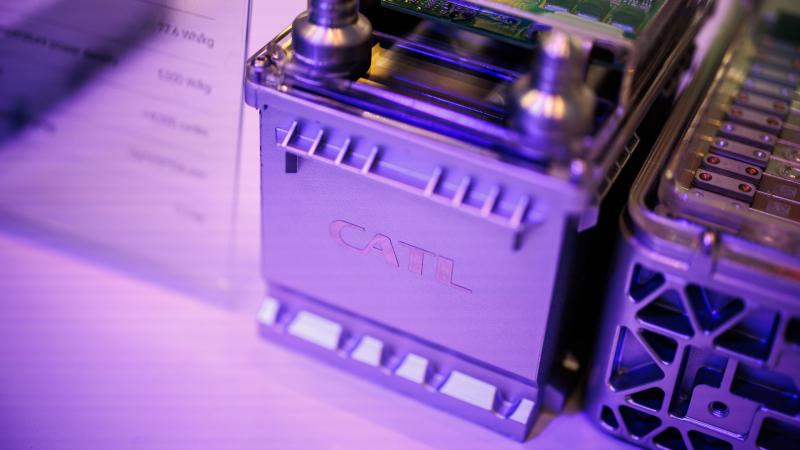 A CATL lenyűgöző teljesítménnyel zárta az évet, hiszen egyedülálló tőzsdei bevezetést hajtott végre, amely az eddigi legnagyobb volt. Az árfolyam azonnal szárnyra kapott, és a befektetők lelkesedése látványosan megmutatkozott.