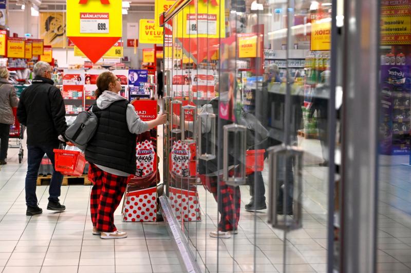 Nemzetközi kiskereskedelmi vállalatok arra kérik a kormányt, hogy fontolja meg az élelmiszer árrésstop megszüntetését.