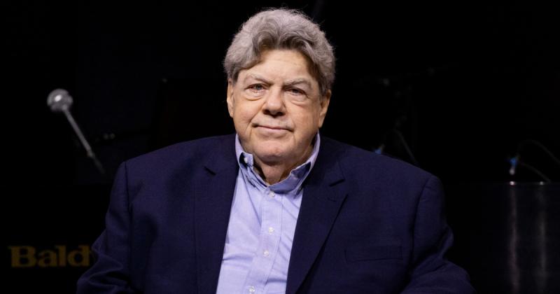 Elhunyt George Wendt, a 80-as évek legendás sorozatának emblematikus alakja.