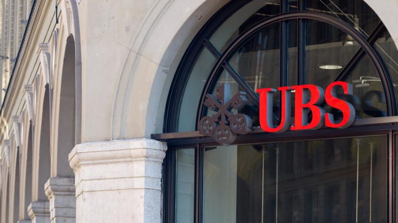 A legnagyobb svájci bank árfolyama drámai módon zuhant a kormány új intézkedéseinek következtében.
