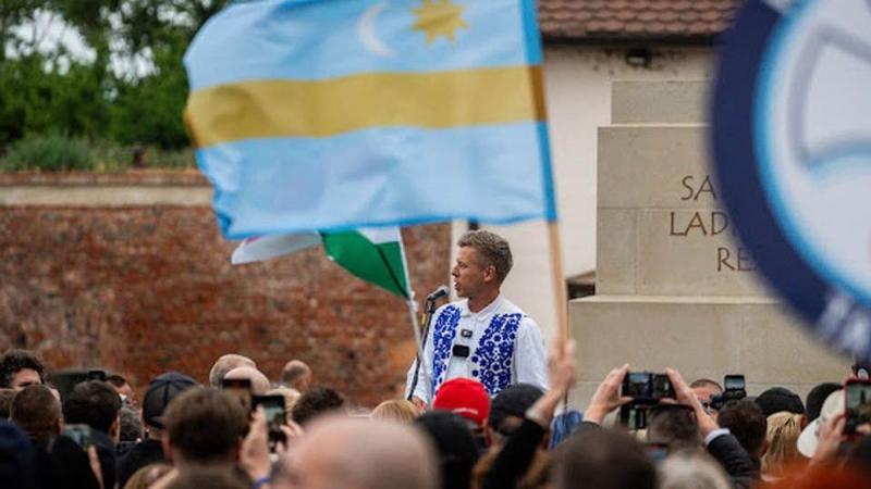 Ekkora lehetőséget ritkán hagynak figyelmen kívül a komoly politikai szereplők. Hont véleménye szerint Magyar Péternek ez a bravúr is megadatott.