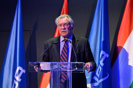 Farkas Bertalant különleges elismerésben részesült.