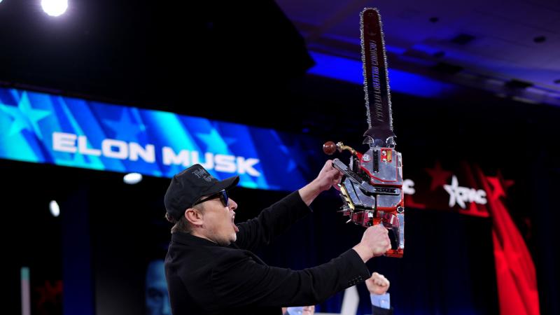 Meglepetésként érkezik a hír: Elon Musk váratlanul távozik a Trump-adminisztrációból, miközben a láncfűrész zúgása hirtelen elhal.