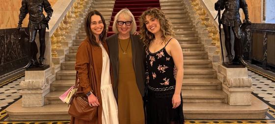Emilia Clarke ellátogatott az Operaházba, ahol varázslatos élményekben volt része.