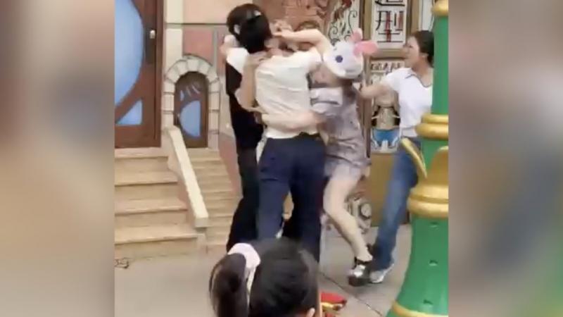 Családi verekedés robbant ki Disneyland varázslatos világában | 24.hu

A hírek szerint egy elképesztő családi összetűzés zajlott le a híres vidámparkban, ahol a látogatók az álmok földjére érkeztek. Az esemény váratlanul történt, amikor a feszültség a szó