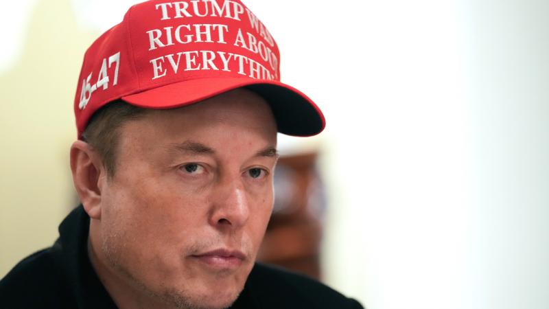 Elon Musk hevesen nekiment Donald Trumpnak, és a színfalak mögött felsejlő botrány részletei is napvilágot láttak. A két ikonikus figura közötti konfliktus új dimenziókat öltött, ahogy a nyilvános viták mellett a háttérben húzódó érdekek is felsejlettek. 