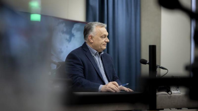Orbán véleménye szerint a globális helyzet egyre bonyolultabbá válik, hasonlóan ahhoz a feszültséghez, ami a Tanú című filmben is megjelenik.