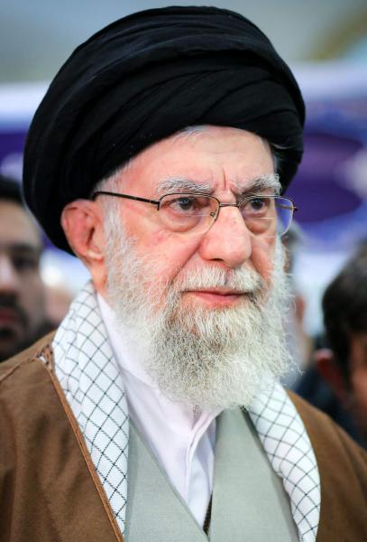 Irán legfőbb vezetője, Ali Khamenei, nyilvánosságra hozta azokat a személyeket, akiket potenciális utódjaként emleget. Ezzel egy időben Izrael korábban háborús célpontnak jelölte meg Khameneit, ami tovább fokozza a feszültséget a két ország között.