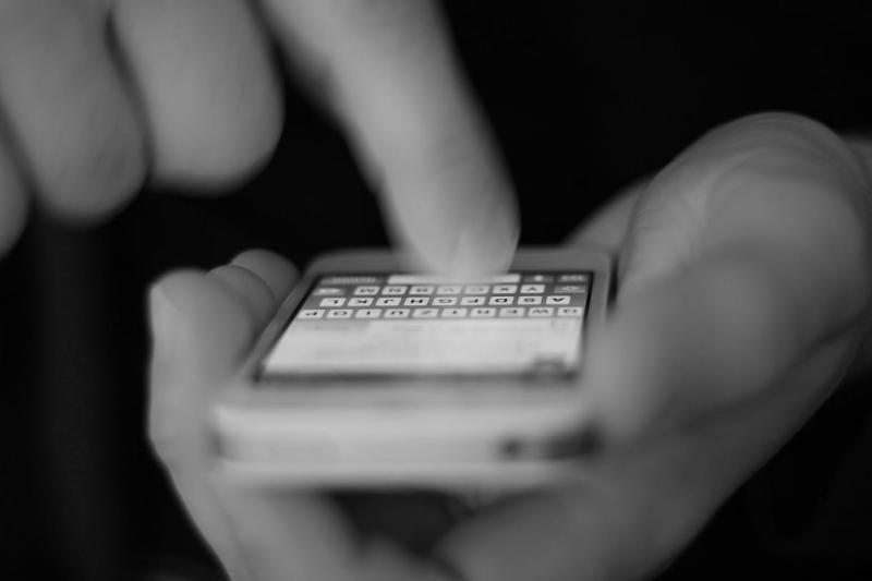 A rendőrség újabb telefonos csalásra hívja fel a figyelmet. Az elkövetők egy különösen megtévesztő SMS-t küldenek azoknak, akiket megpróbálnak átverni. Fontos, hogy legyünk éberek és ne dőljünk be a trükköknek! - kép