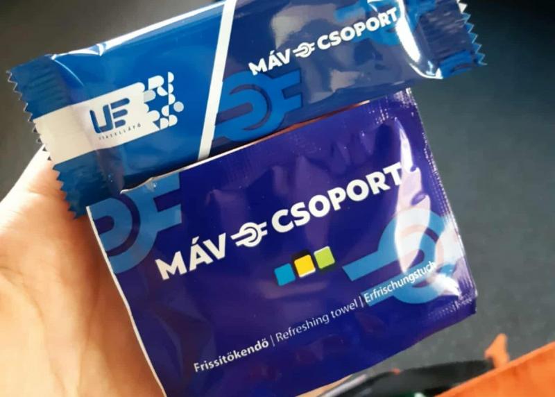 Új élmény várja a MÁV IC vonatain utazókat: az utasok kekszet és törlőkendőt kaptak! Ez a friss kezdeményezés a kényelmet és a szolgáltatások színvonalát hivatott növelni, lehetővé téve, hogy az utazás ne csak gyors, hanem kellemes is legyen.