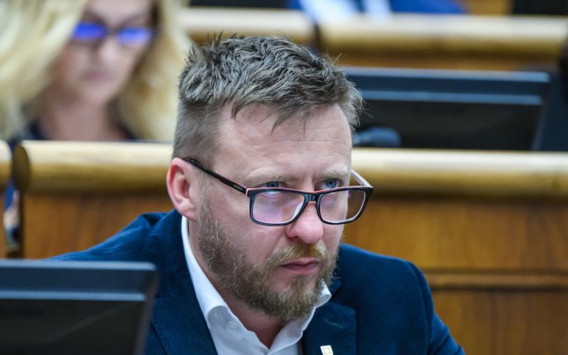 350 ezer euró elköltése Kotlár megcáfolására felveti a kérdést, hogy miért nem jut elegendő forrás a betegek kezelésére. Míg a bürokrácia és a viták hatalmas összegeket emésztenek fel, a valódi egészségügyi szükségletek háttérbe szorulnak.