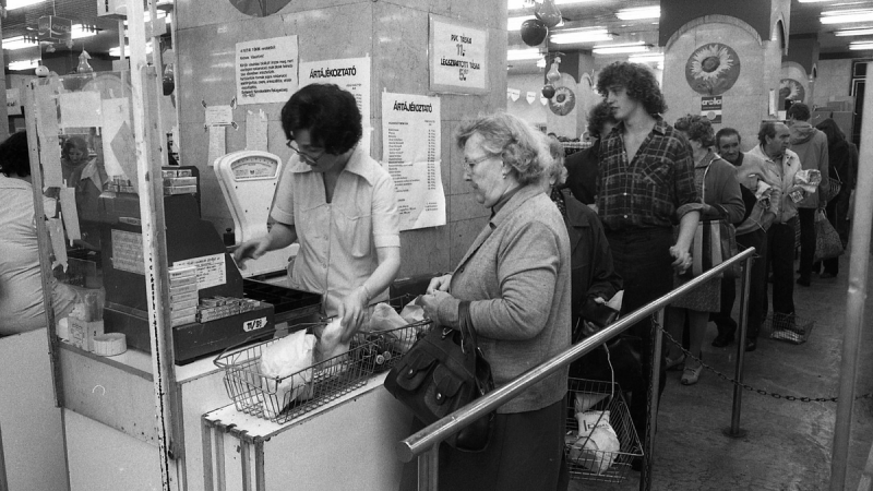 Így vásároltunk régen, amikor még nem léteztek plázák - Egy nosztalgikus utazás a múltba

Képzelj el egy időt, amikor a városok szívében kis boltocskák és helyi üzletek vártak minket, tele különleges kincsekkel. A plázák hiányában a vásárlás igazi felfede