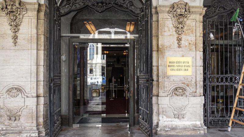 Fejlesztés helyett válság: méltánytalan munkakörülmények és fokozódó feszültségek Demeter Szilárd vezetése alatt a központosított múzeumi rendszerben. Az állapotok egyre inkább aggasztóvá válnak, hiszen a munkavállalók elégedetlensége és a kreatív lehetős