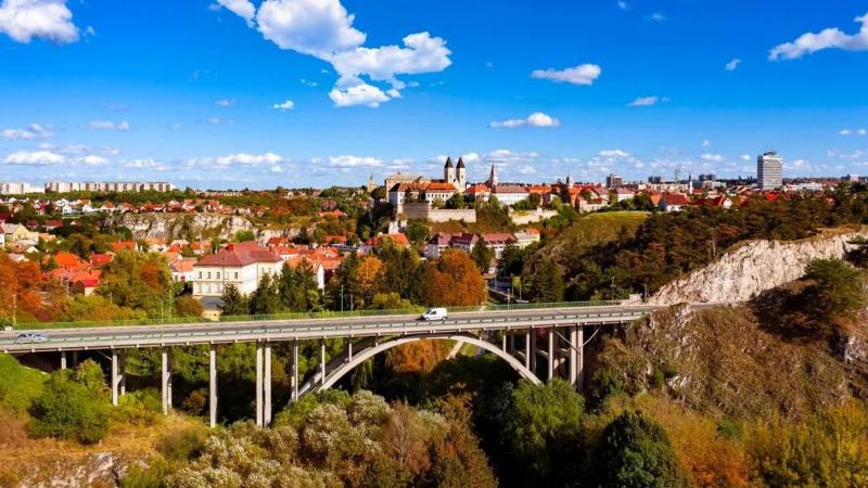 Egy férfi a veszprémi völgyhíd széléről vetette magát a mélybe. 