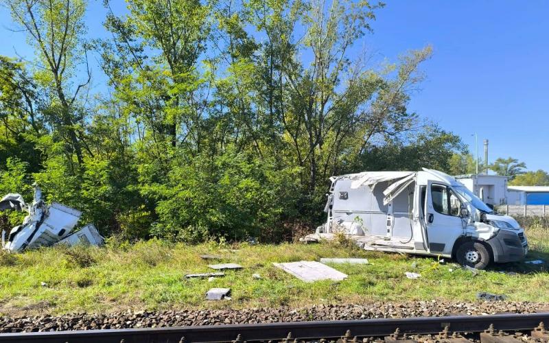 Személyvonat ütközött egy furgonnal Érsekújvár közelében, ami következtében egy ember sérüléseket szenvedett (FOTÓK).