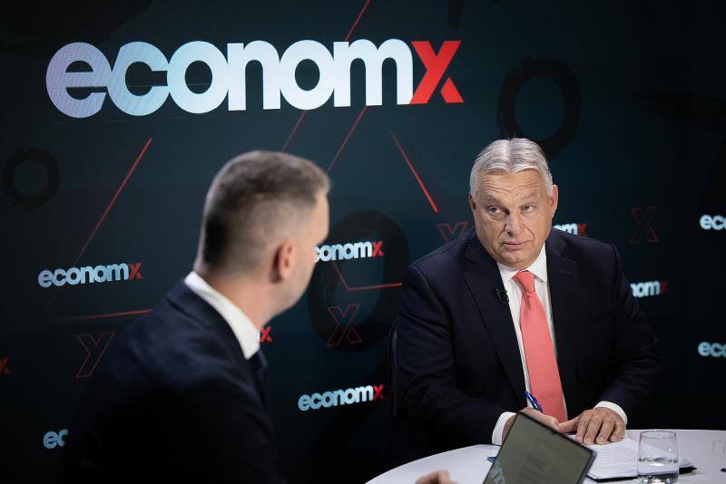 Orbán Viktor látogatása a stúdiónkban: újabb adócsökkentések, a magyarok leleményessége és az euró bevezetésének kérdései kerültek terítékre.