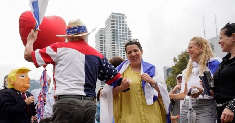 A főtéren egyre inkább fokozódik az ünnepi hangulat, ahogy a tömeg lassan, de biztosan gyülekezik Tel-Aviv szívében.