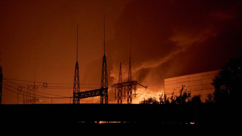 Feltartóztathatatlan robbanások rázkódtatták meg Ukrajna földjét – a főváros sötétségbe burkolózott, és vészhelyzetet hirdettek.