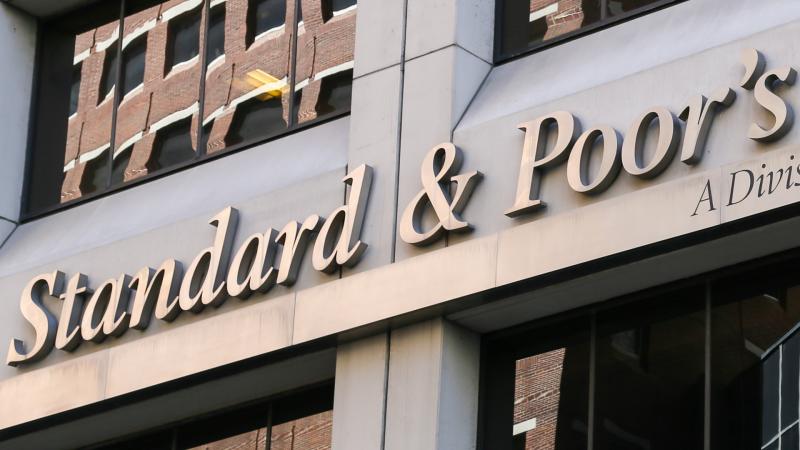 Kritikus pillanatban érkezik el a döntés Magyarország hitelminősítéséről.