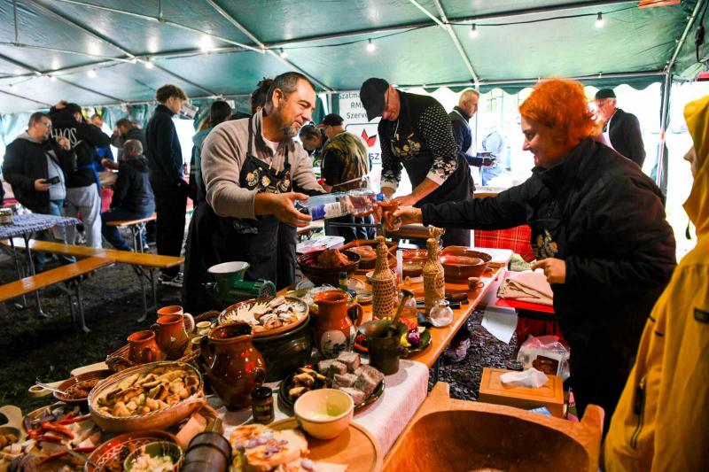 Fedezd fel a hagyományok gazdag világát a szalonna-Labubu kalandján keresztül! (VIDEÓ)